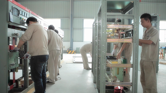 紫電電氣設(shè)備生產(chǎn)團隊